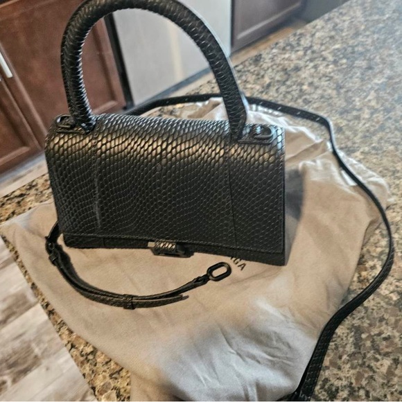 Selling my balenciaga purse retails for $3000 selling for $2500. - Picture 5 of 10